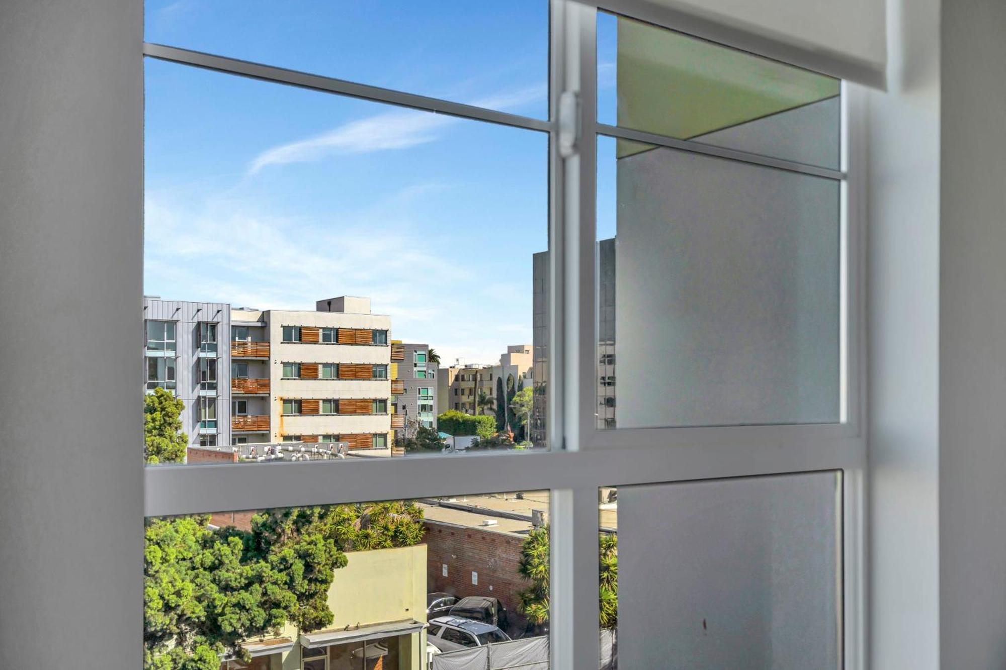 10 Cozy Heart Of Santa Monica Apartment
